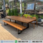 Gambar Meja Makan Kayu Solid Dengan Kecantikan dan Kekuatan dalam Satu Desain